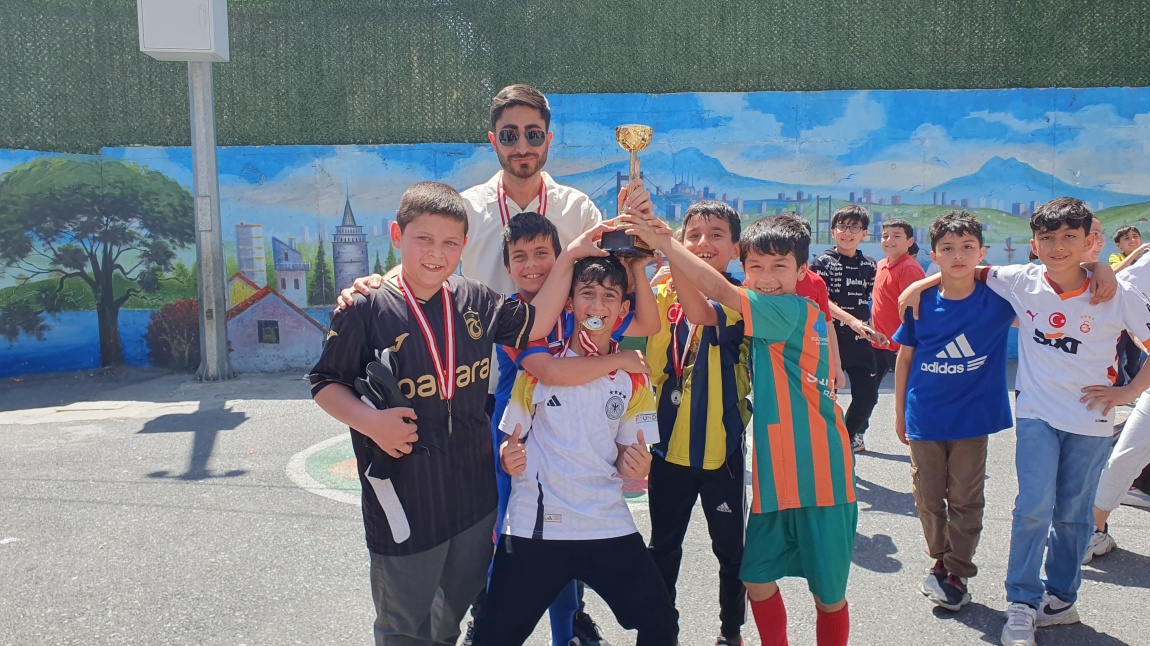 Futbol Turnuvasında Şampiyon 4-B