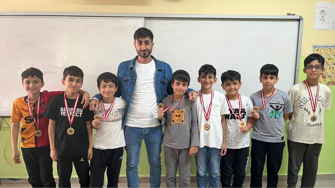 Futbol Turnuvasında 1. Olan 4-B Sınıfı Öğrencilerine Madalyaları Verildi